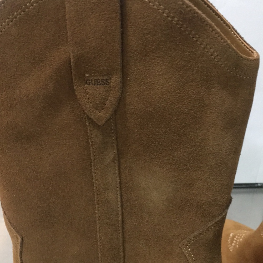 New WB Woman’s GUESS Women’s Tan Suede Western Booties - Picture 5 of 6